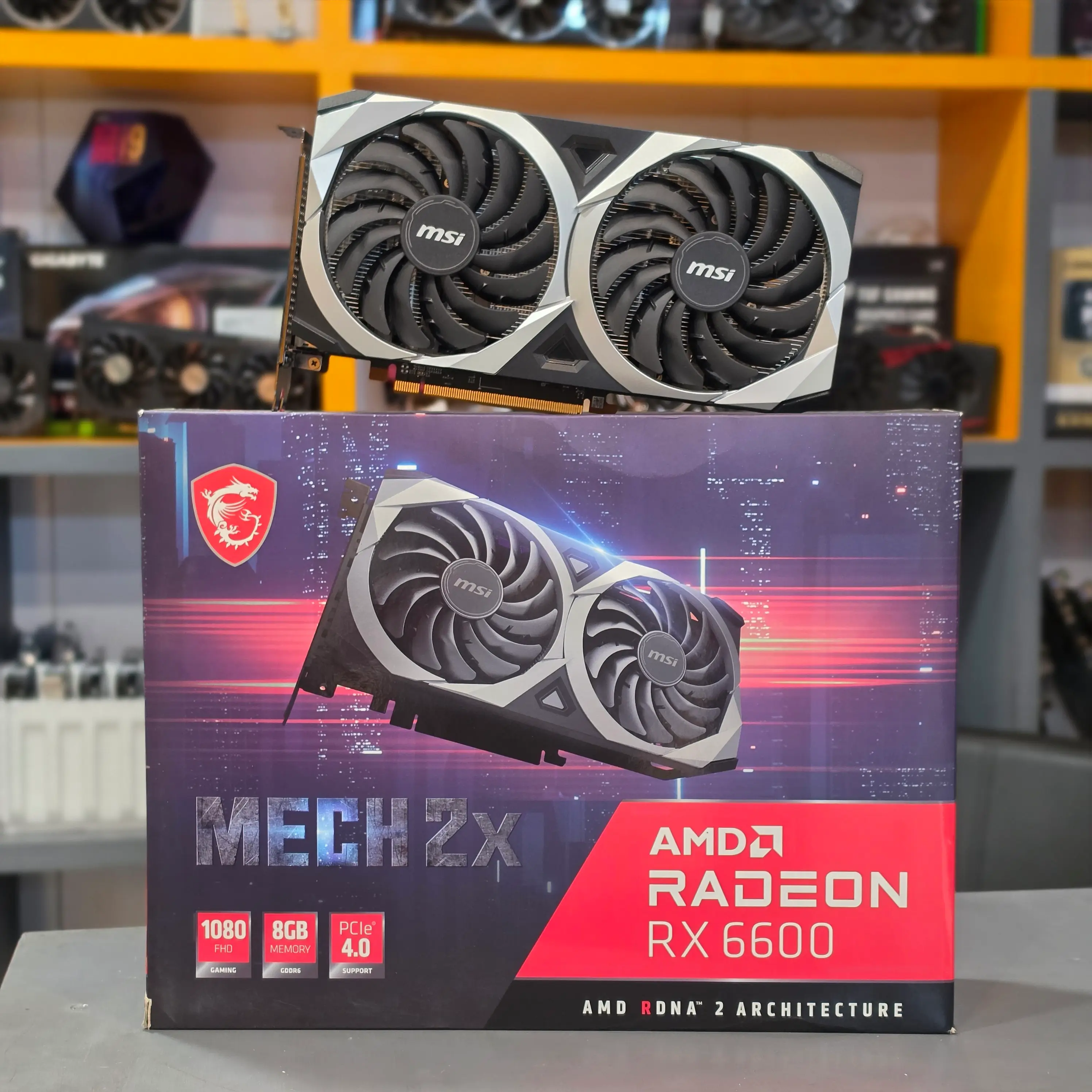 کارت گرافیک استوک RX6600 برند msi ظاهر کارت و کارتن از نمای رو به رو