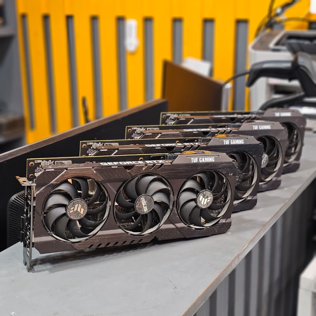 نمای زاویهای کارت گرافیک ASUS RTX 3070 TUF مناسب گیمینگ